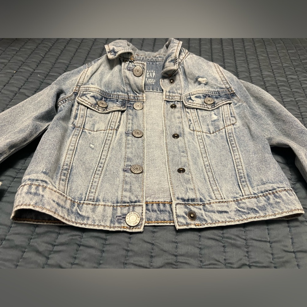 GAP Jean Jacket 
Distressed Blue 
4T